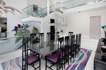 劉易斯先生是一名職業(yè)運動經(jīng)紀人,常在家款待客戶.